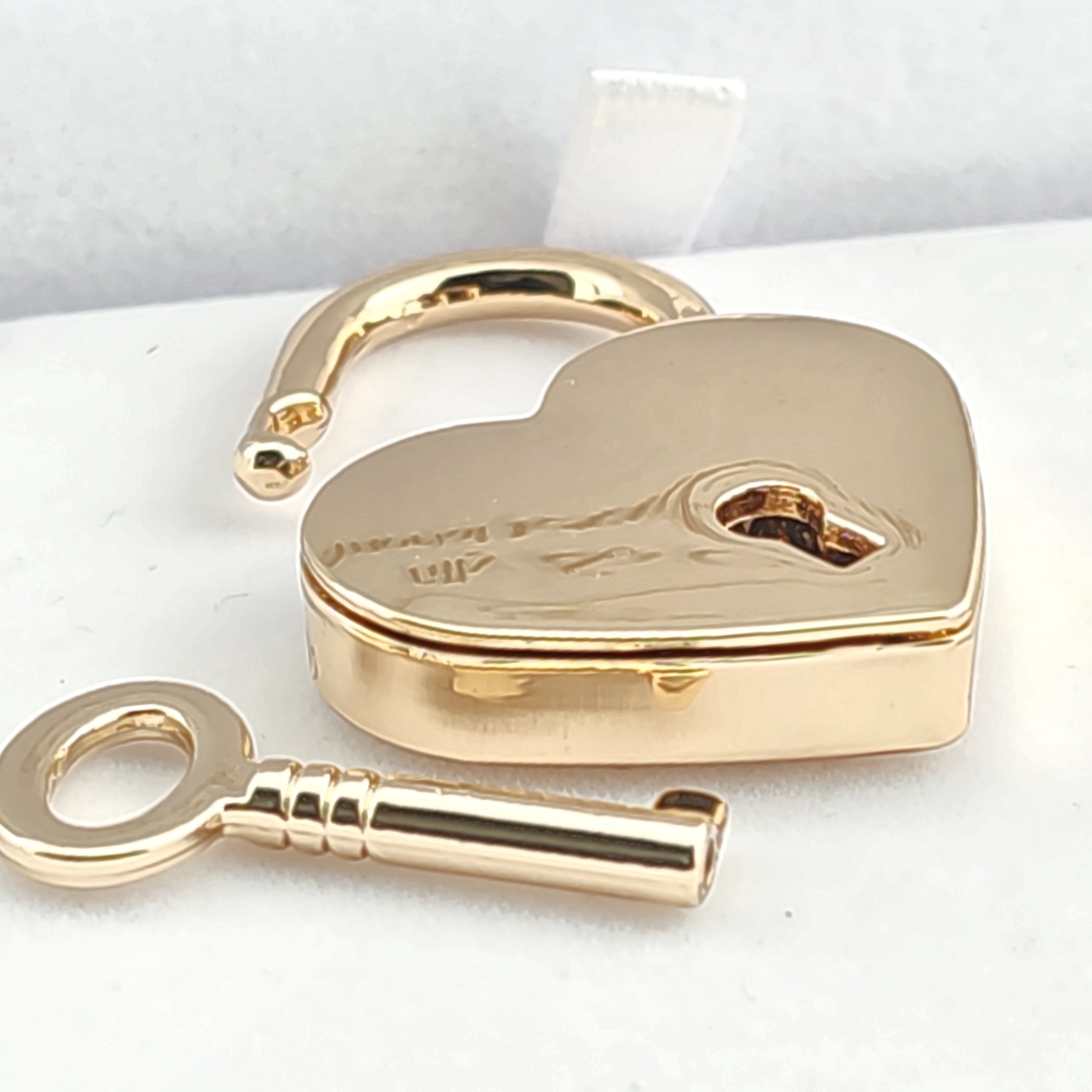 The' Everlock Keepsake' Gold Padlock.