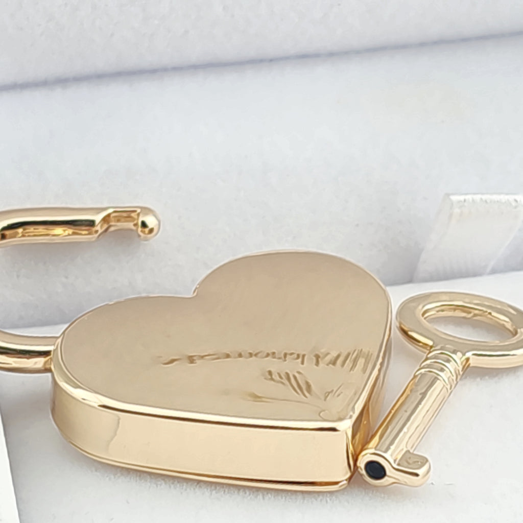 The' Everlock Keepsake' Gold Padlock. Romance and a bond that is locked in love.